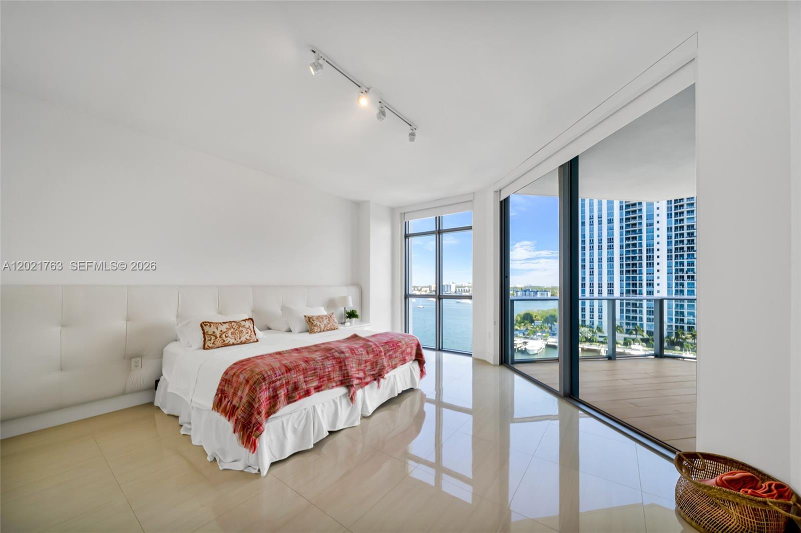Photo of 17301 Biscayne Blvd #907, North Miami Beach, Florida, 33160 -
