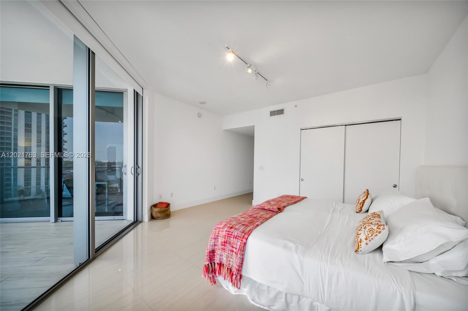 Photo of 17301 Biscayne Blvd #907, North Miami Beach, Florida, 33160 -