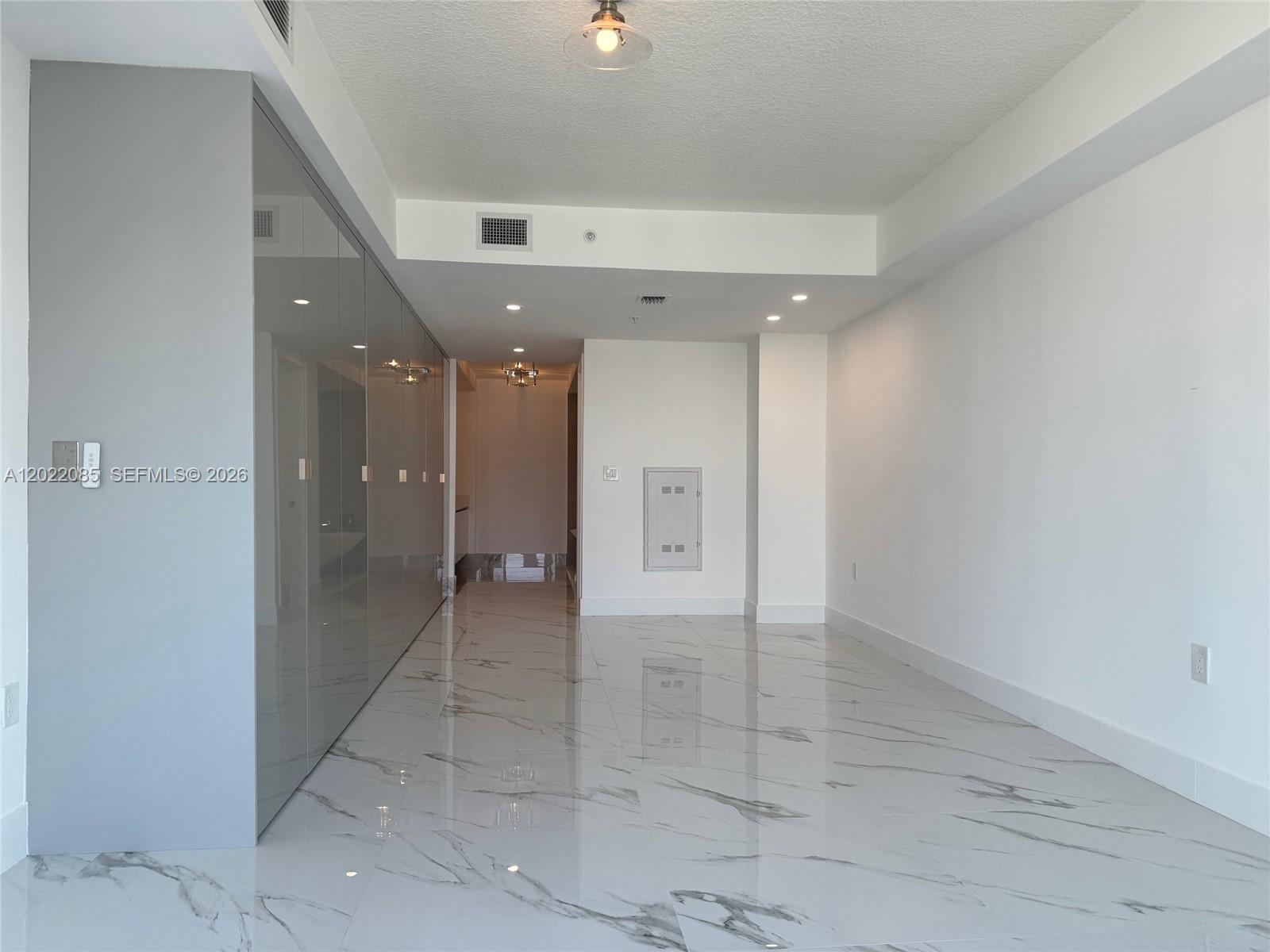 See details 5-1003 3 / 3 1524 sq. ft. $ 2026-05-19 0 Photo