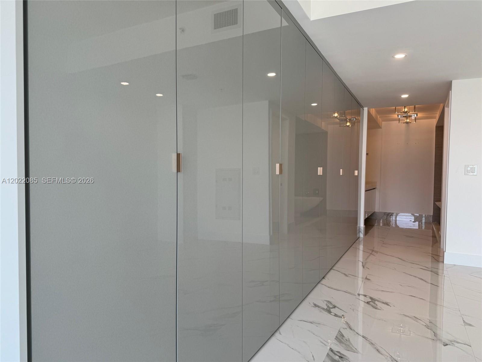 See details 5-1003 3 / 3 1524 sq. ft. $ 2026-05-19 0 Photo
