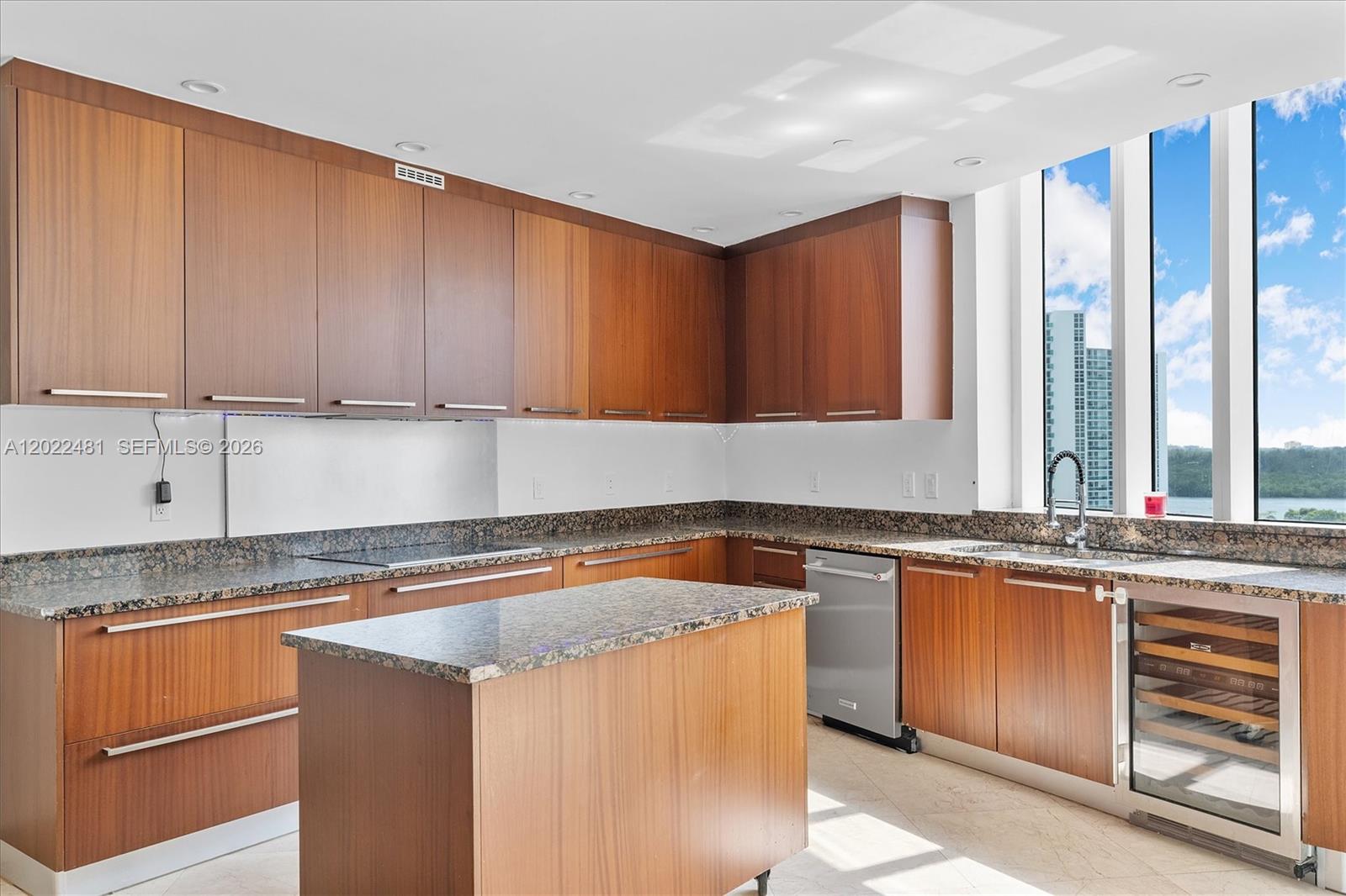 See details 904 3 / 4 2327 sq. ft. $ 2026-05-20 0 Photo