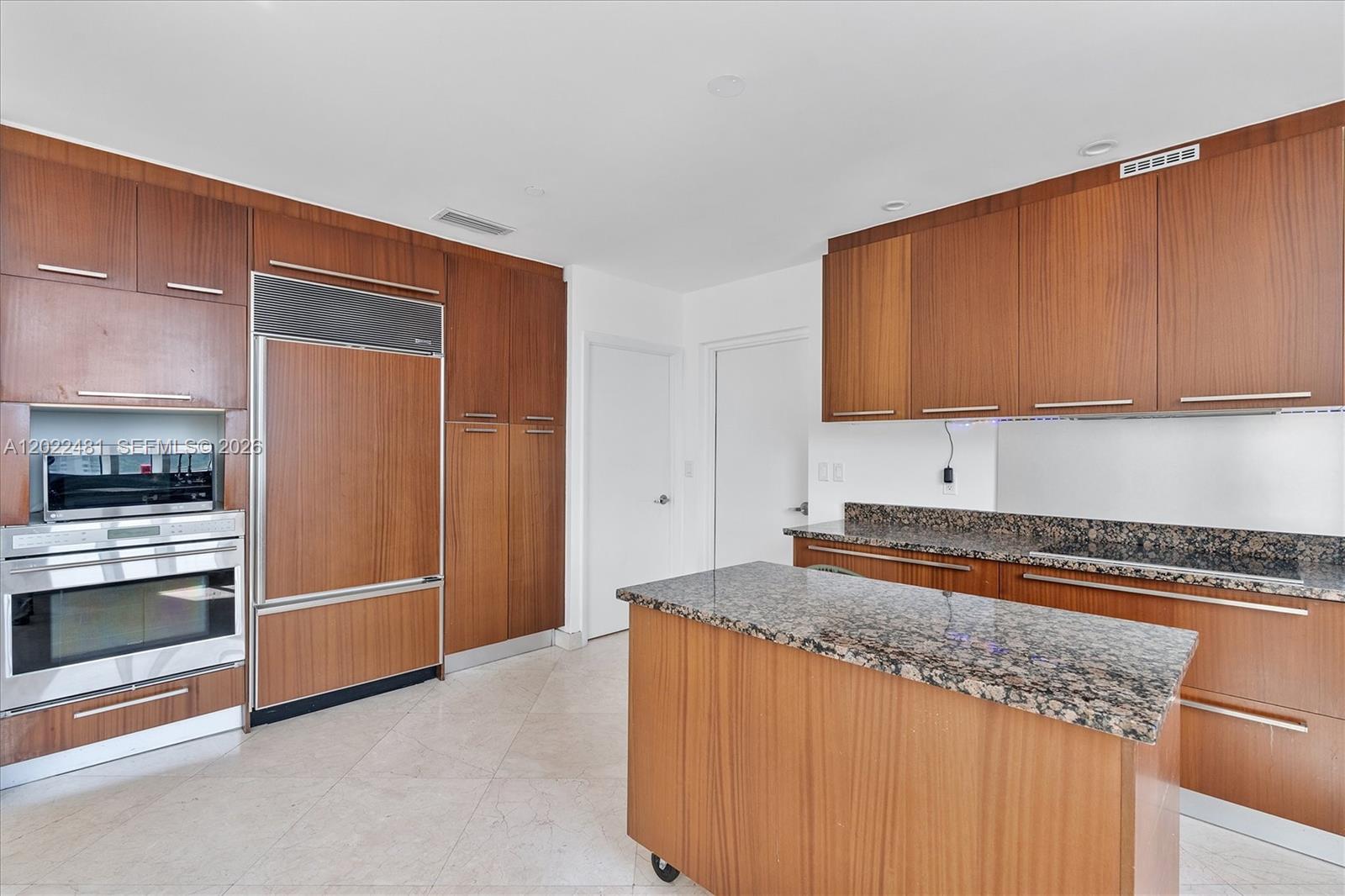 See details 904 3 / 4 2327 sq. ft. $ 2026-05-20 0 Photo