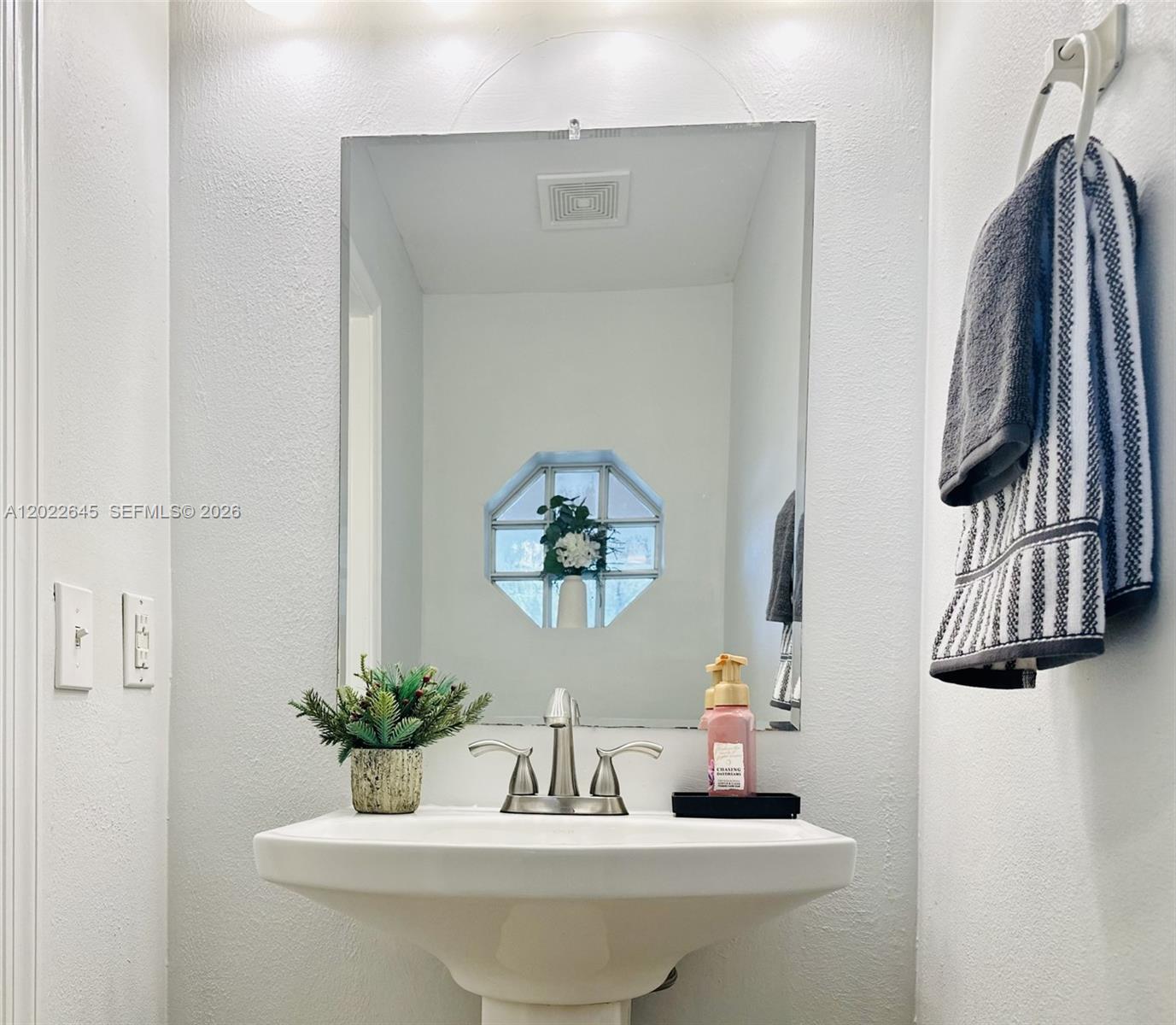 Ver detalles 8952 3 / 3 1473 sq. ft. $ 2026-05-21 0 foto