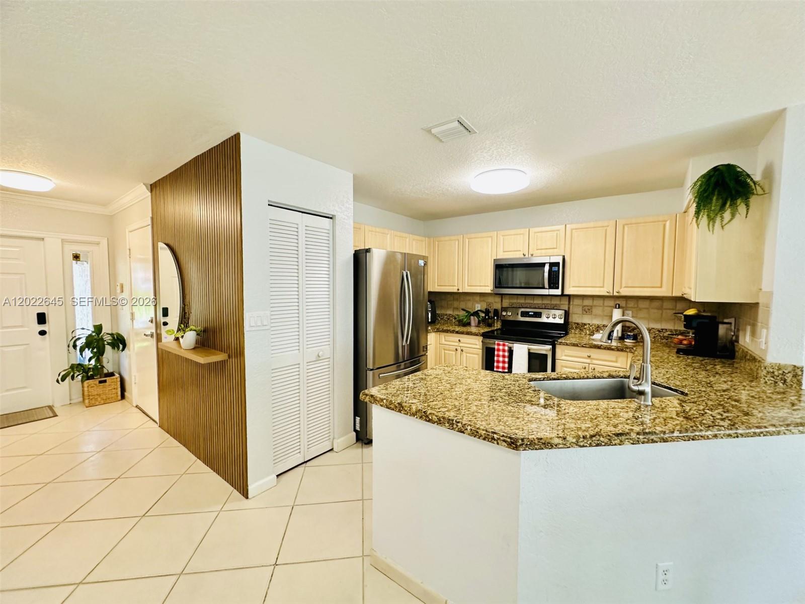 Ver detalles 8952 3 / 3 1473 sq. ft. $ 2026-05-21 0 foto