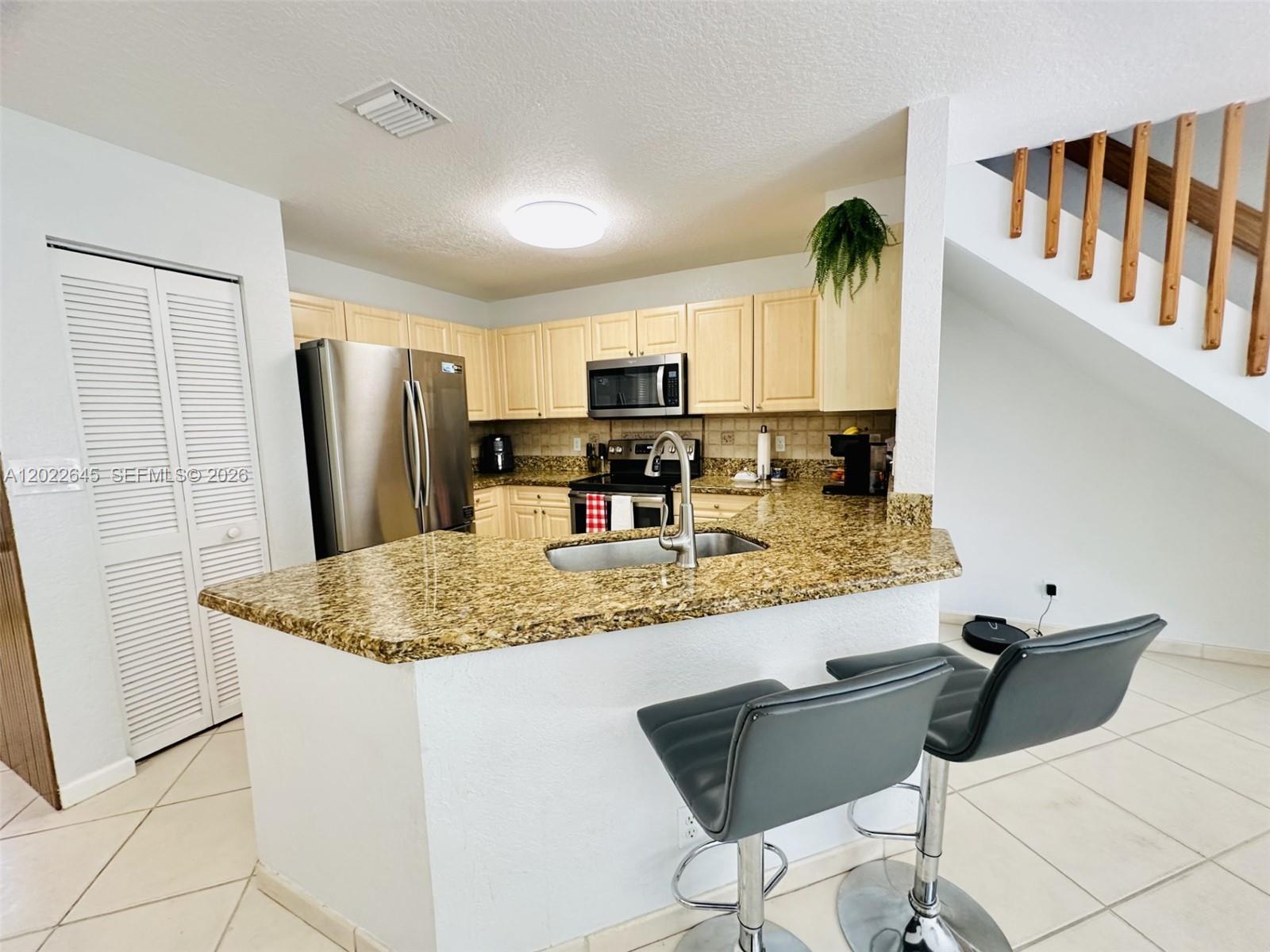 Ver detalles 8952 3 / 3 1473 sq. ft. $ 2026-05-21 0 foto
