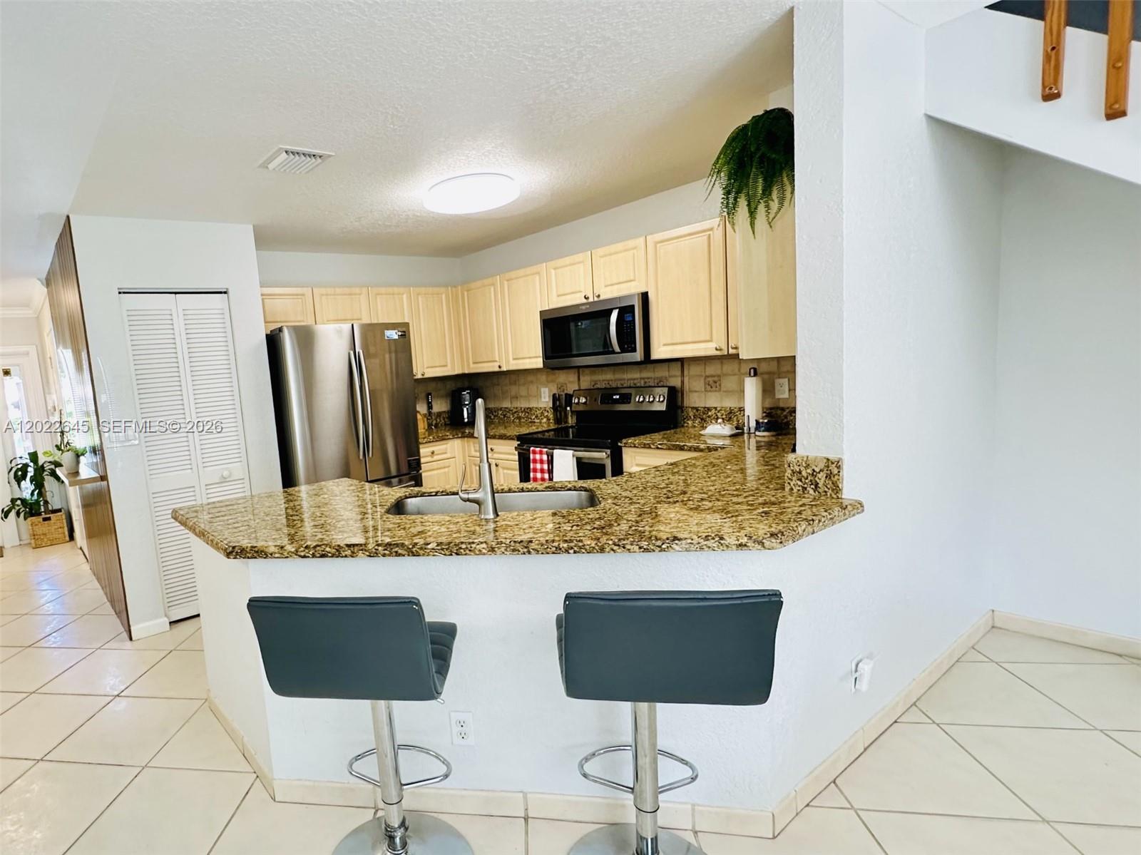 Ver detalles 8952 3 / 3 1473 sq. ft. $ 2026-05-21 0 foto