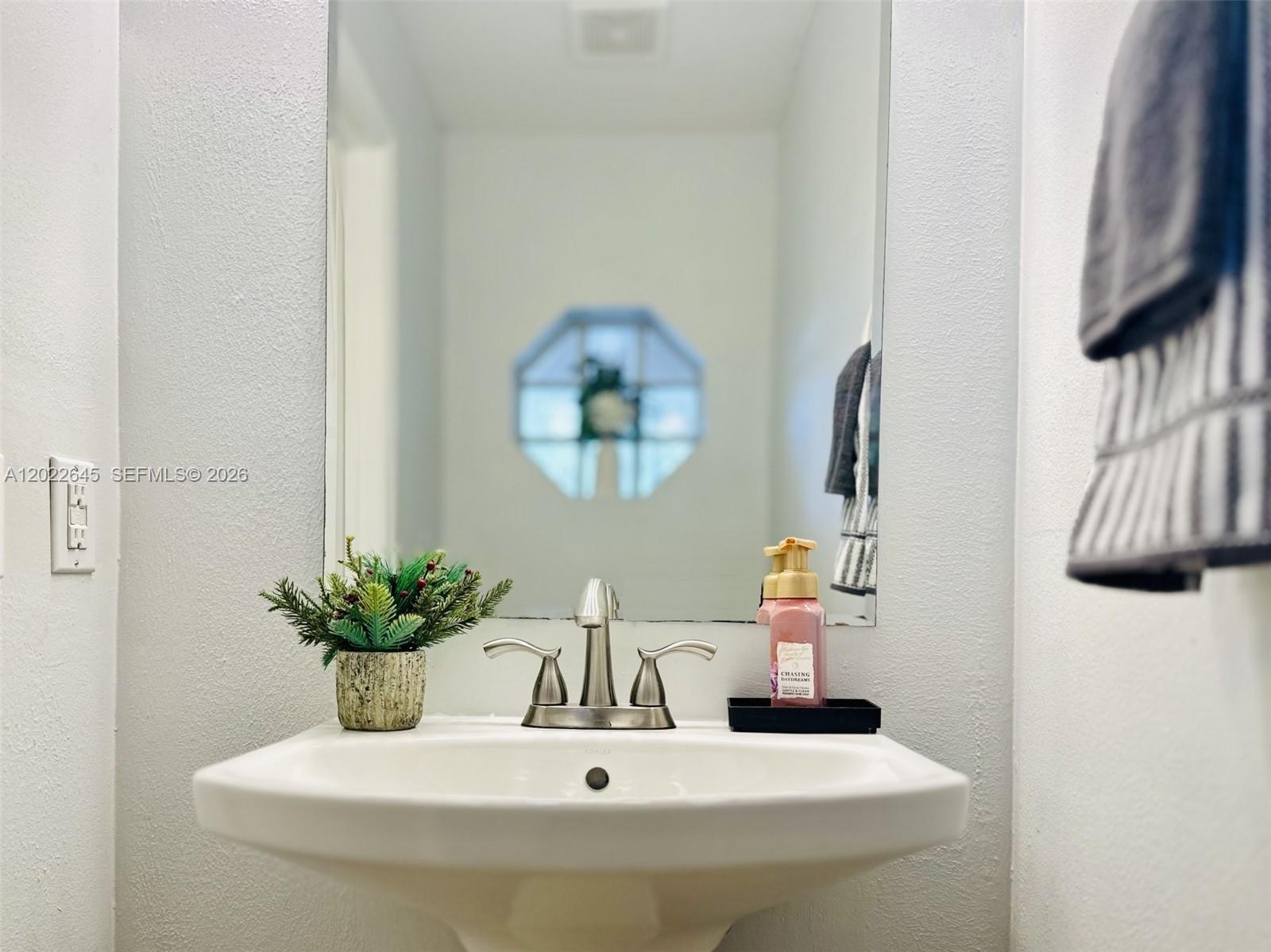 Ver detalles 8952 3 / 3 1473 sq. ft. $ 2026-05-21 0 foto