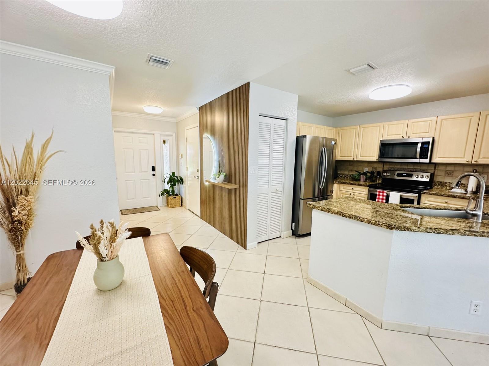 Ver detalles 8952 3 / 3 1473 sq. ft. $ 2026-05-21 0 foto