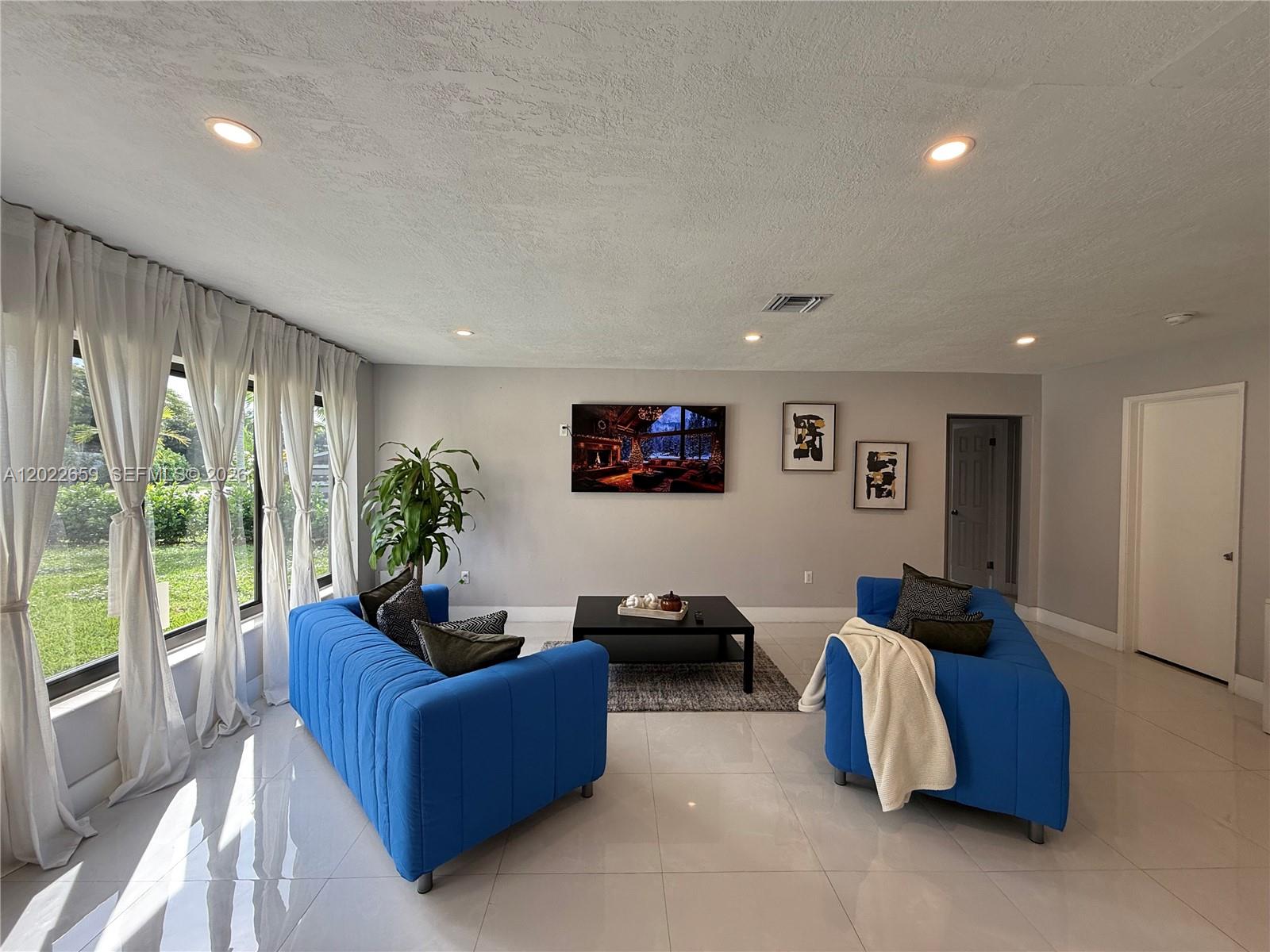 Ver detalles 1825 3 / 2 1192 sq. ft. $ 2026-05-20 0 foto