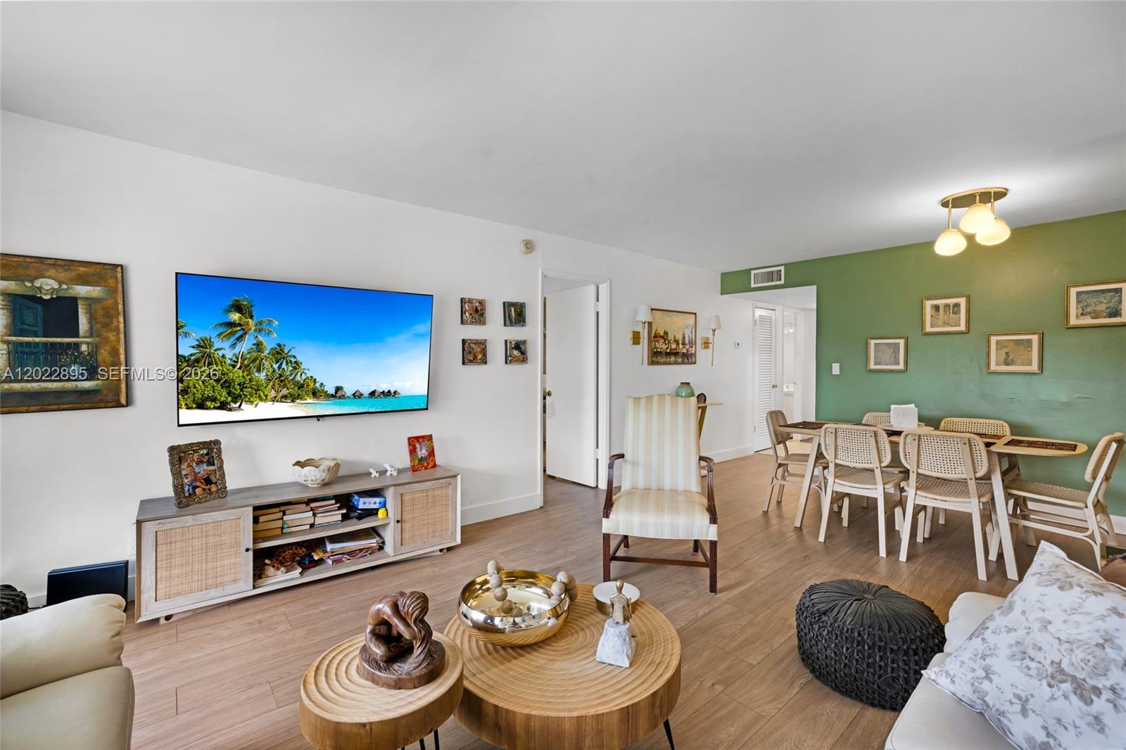 212 1 / 2 775 sq. ft. $ 2026-05-20 0 foto