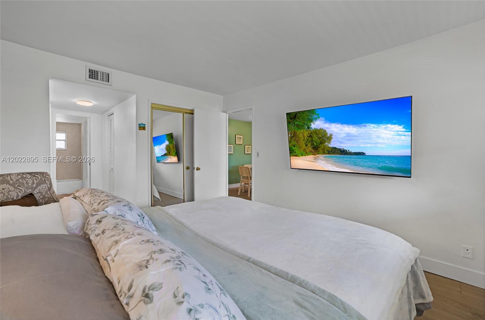 212 1 / 2 775 sq. ft. $ 2026-05-20 0 foto