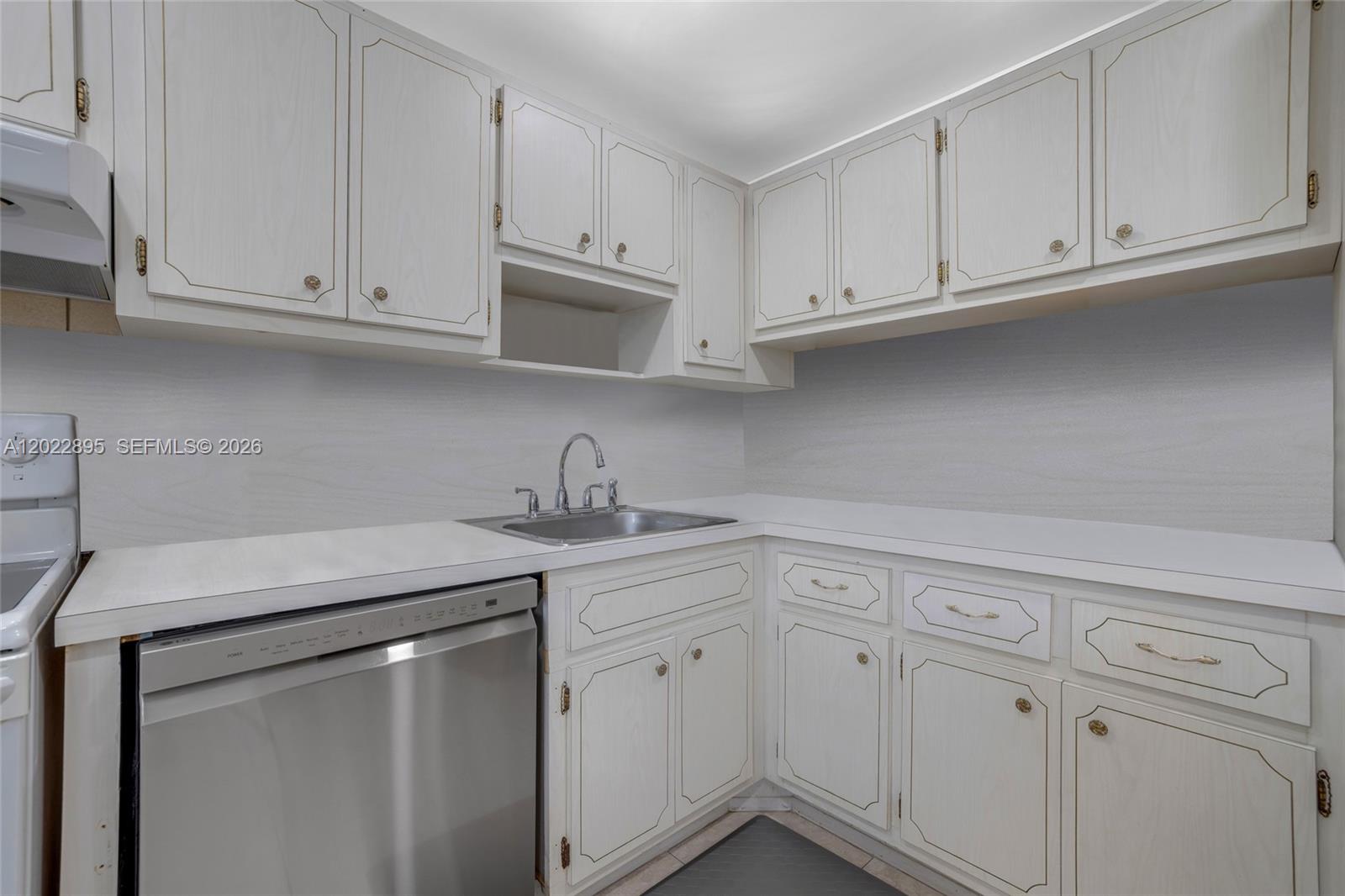 212 1 / 2 775 sq. ft. $ 2026-05-20 0 foto