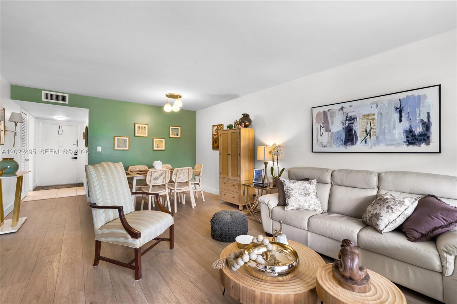 212 1 / 2 775 sq. ft. $ 2026-05-20 0 foto