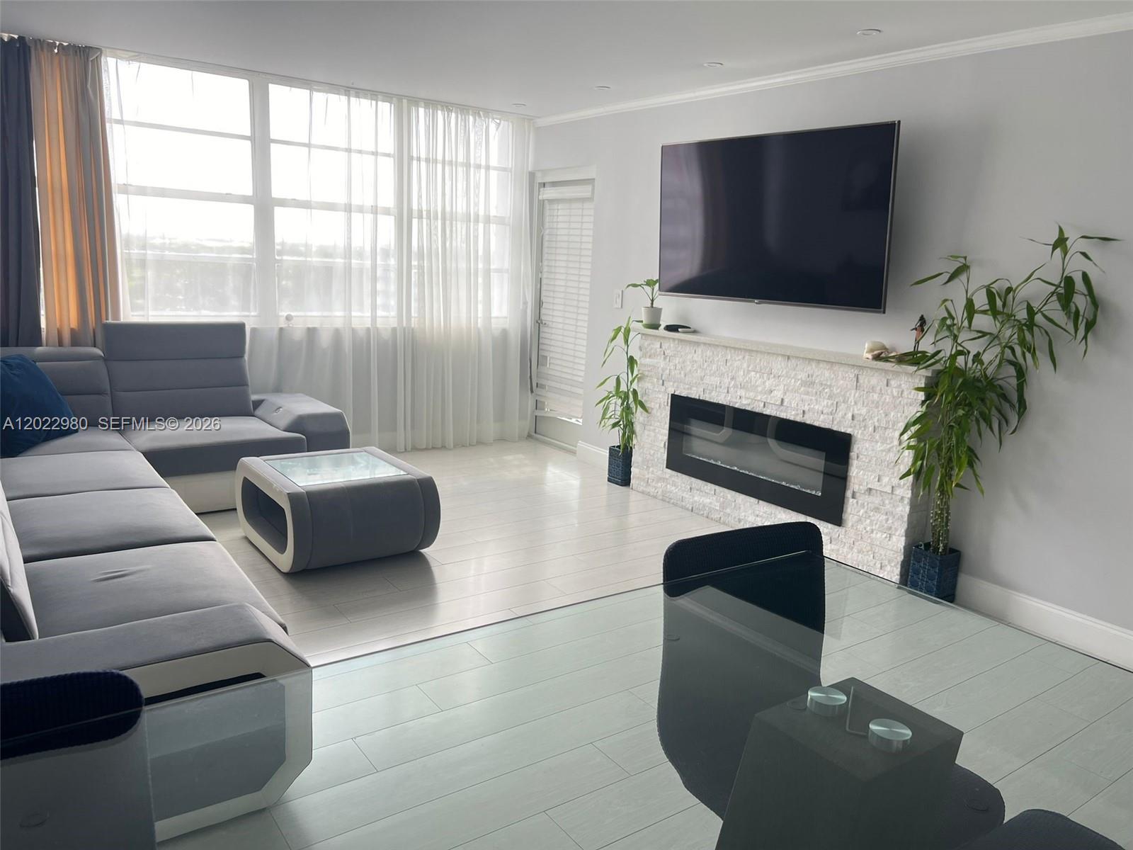 1013W 1 / 2 861 sq. ft. $ 2026-05-21 0 foto