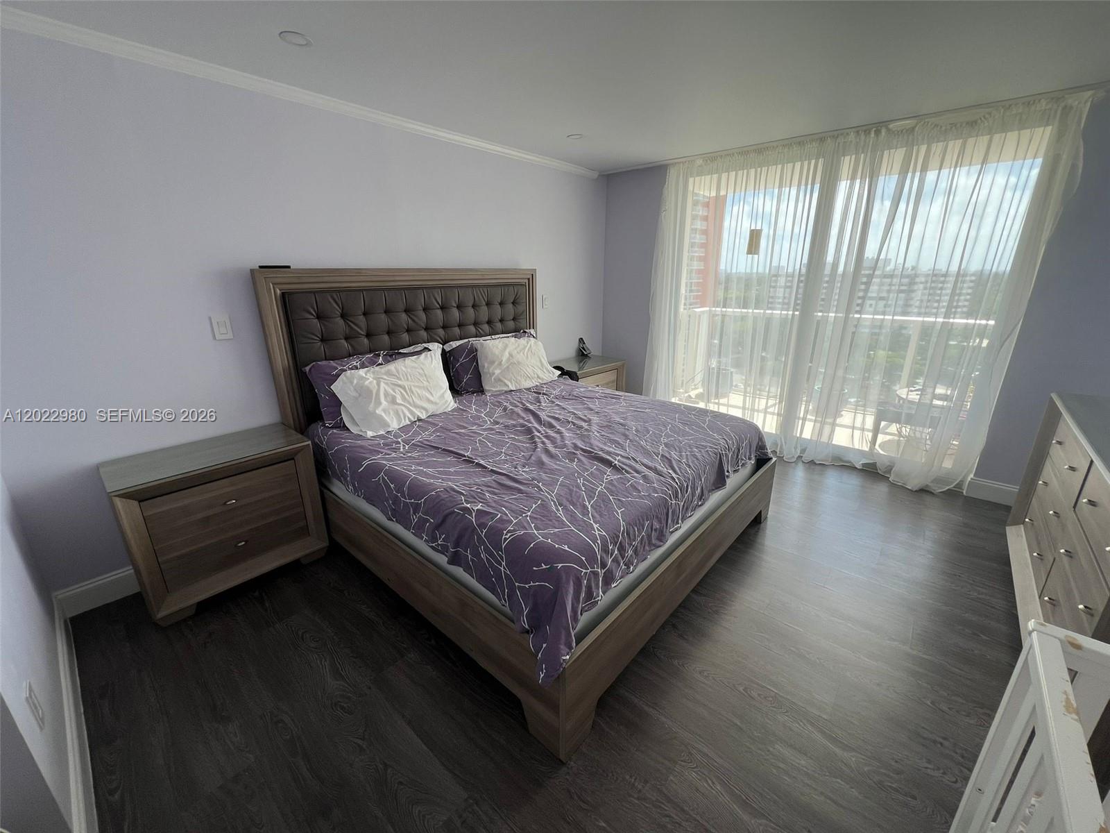 1013W 1 / 2 861 sq. ft. $ 2026-05-21 0 foto