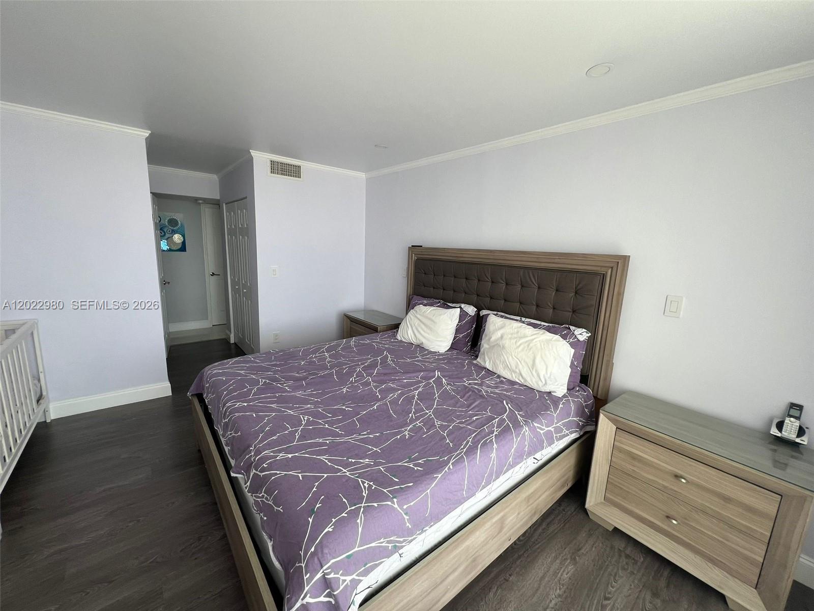 1013W 1 / 2 861 sq. ft. $ 2026-05-21 0 foto