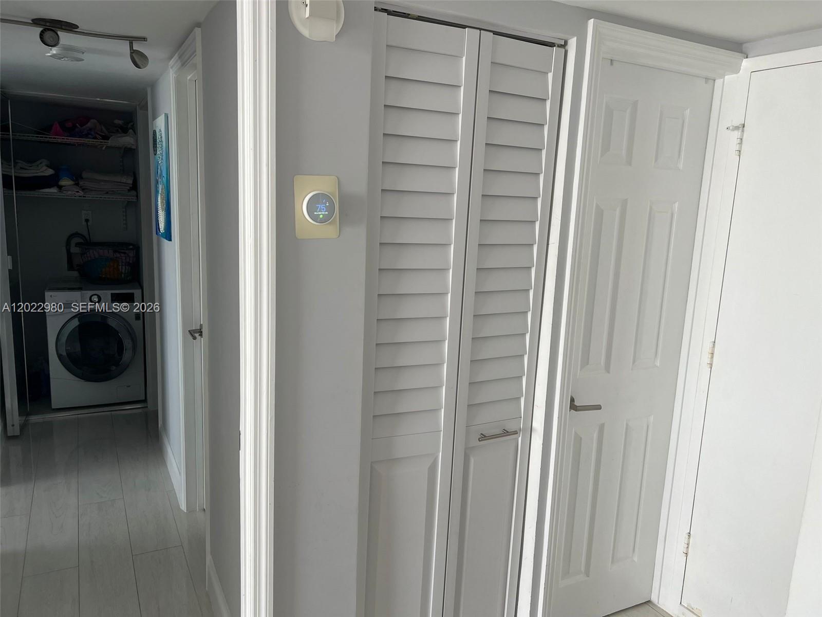 1013W 1 / 2 861 sq. ft. $ 2026-05-21 0 foto