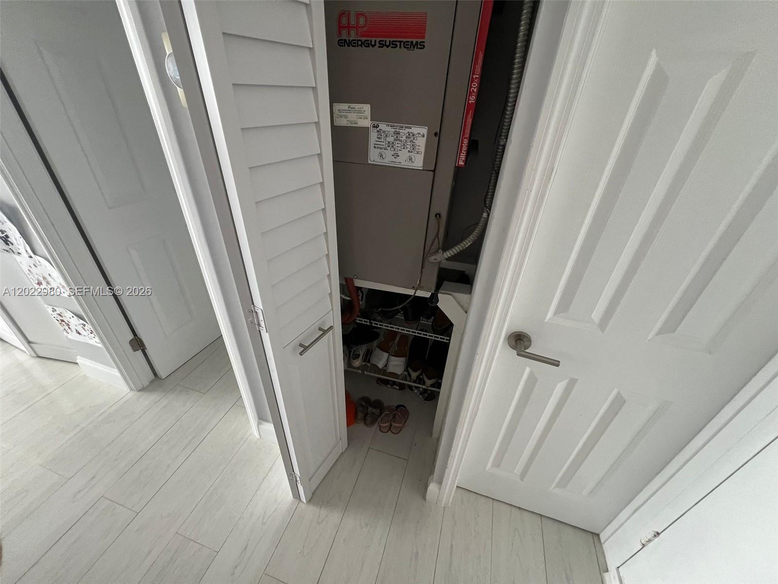 1013W 1 / 2 861 sq. ft. $ 2026-05-21 0 foto