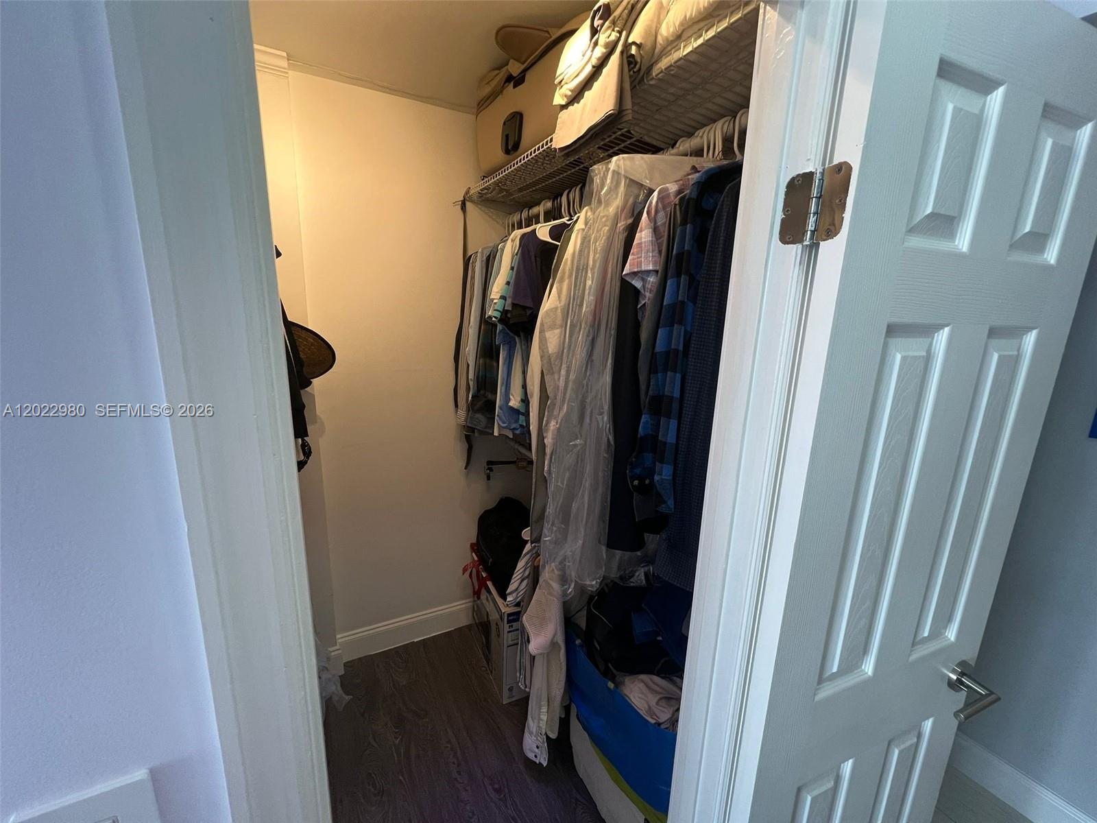 1013W 1 / 2 861 sq. ft. $ 2026-05-21 0 foto