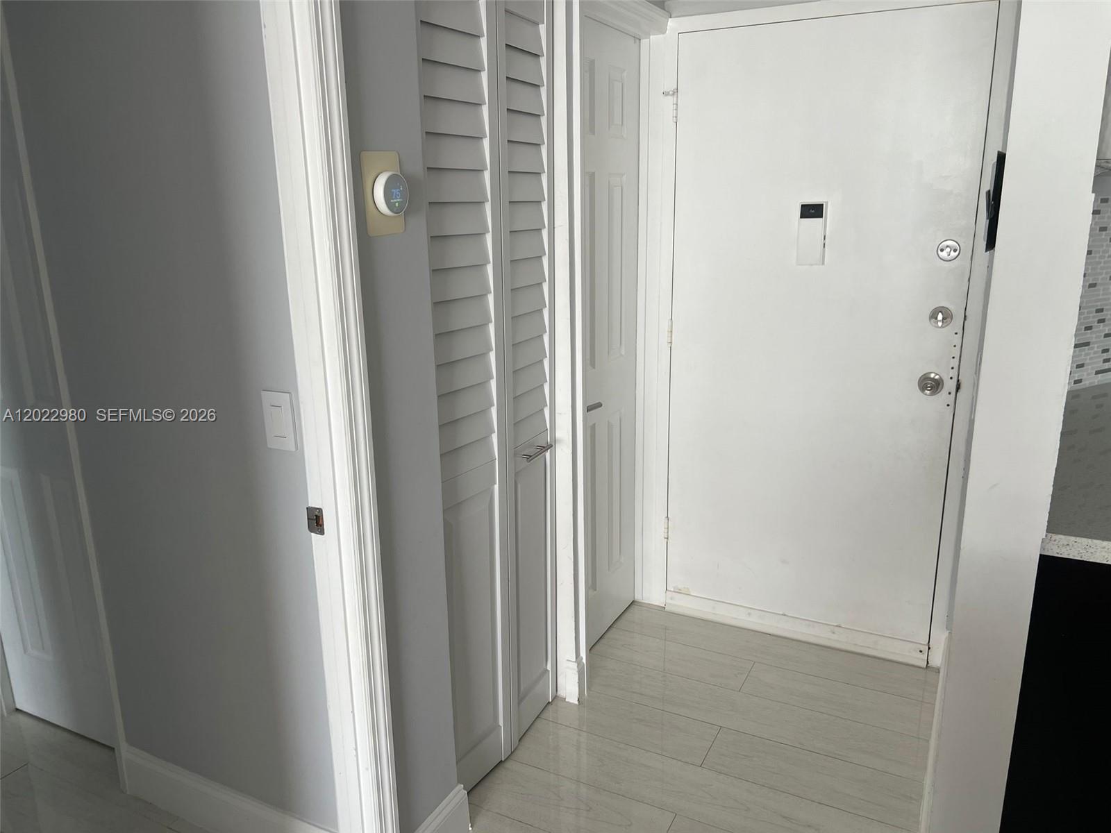 1013W 1 / 2 861 sq. ft. $ 2026-05-21 0 foto