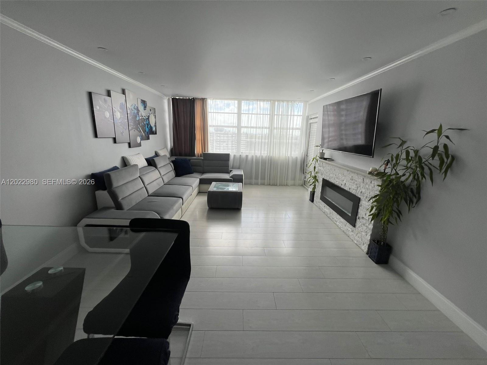 1013W 1 / 2 861 sq. ft. $ 2026-05-21 0 foto