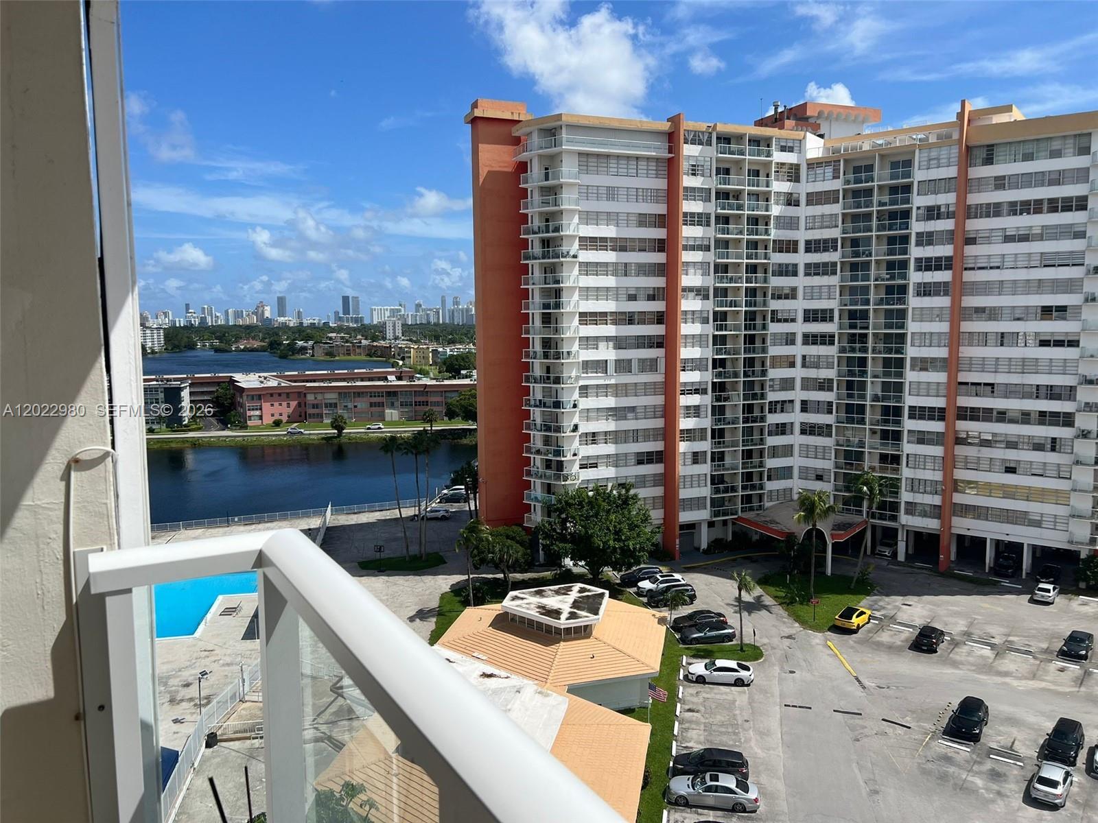 1013W 1 / 2 861 sq. ft. $ 2026-05-21 0 foto
