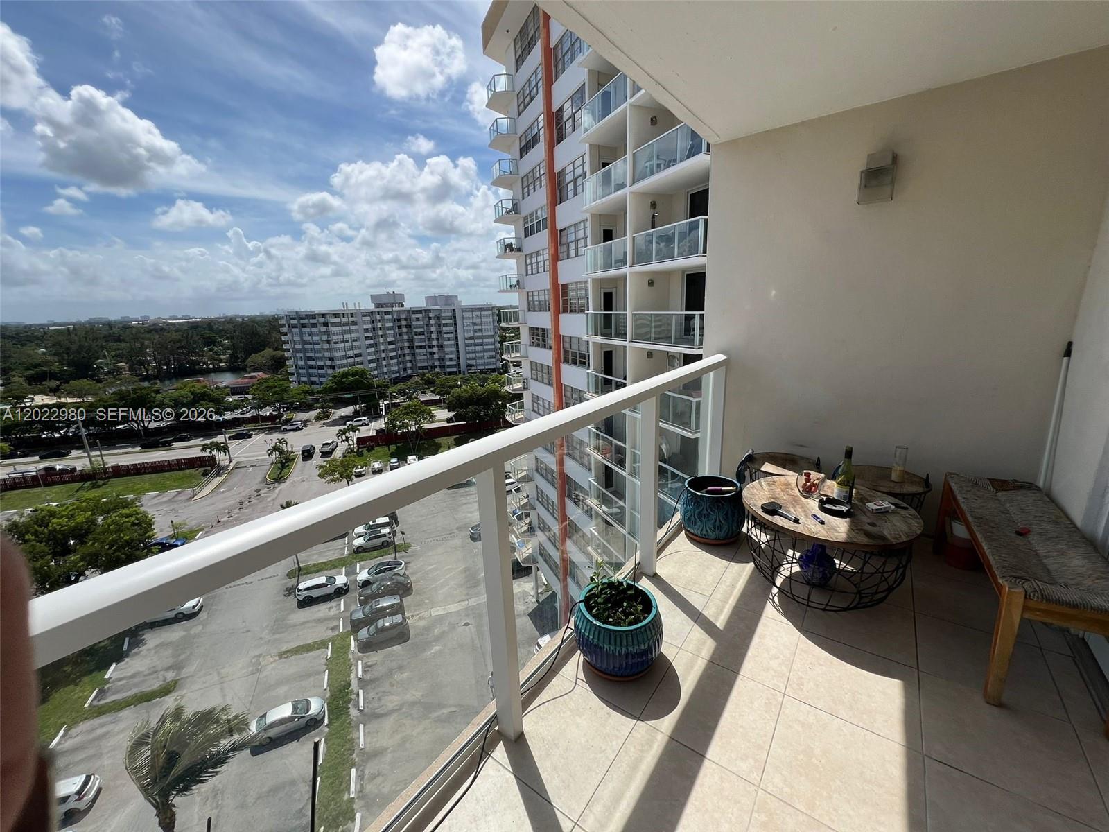 1013W 1 / 2 861 sq. ft. $ 2026-05-21 0 foto