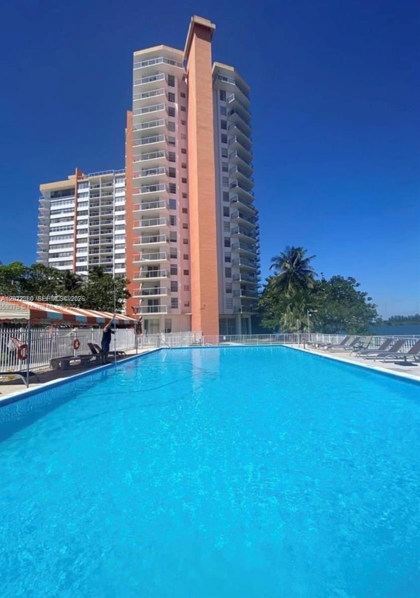 1013W 1 / 2 861 sq. ft. $ 2026-05-21 0 foto