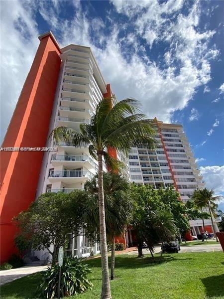 1013W 1 / 2 861 sq. ft. $ 2026-05-21 0 foto