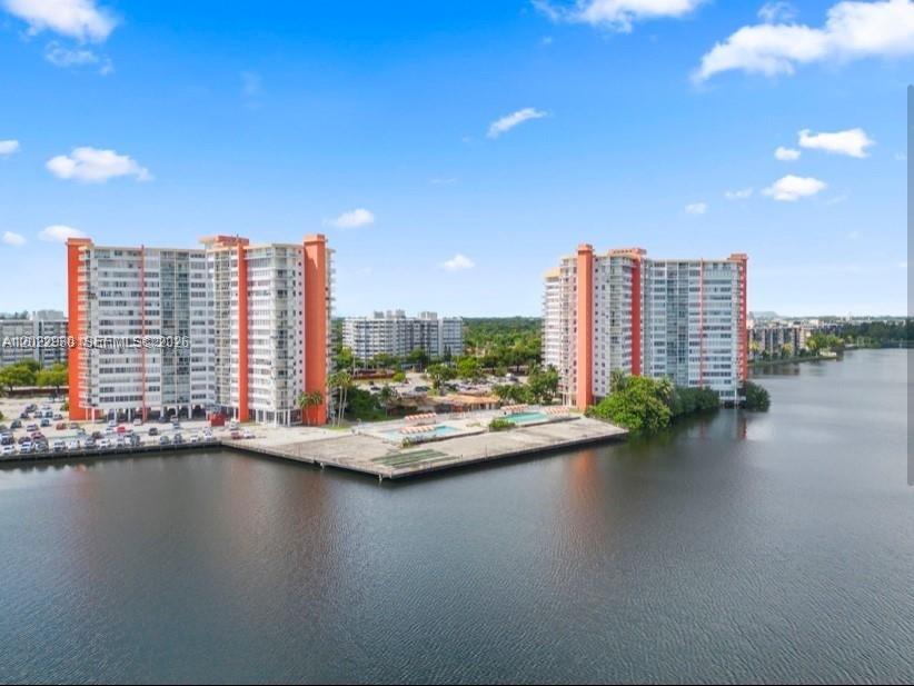 1013W 1 / 2 861 sq. ft. $ 2026-05-21 0 foto