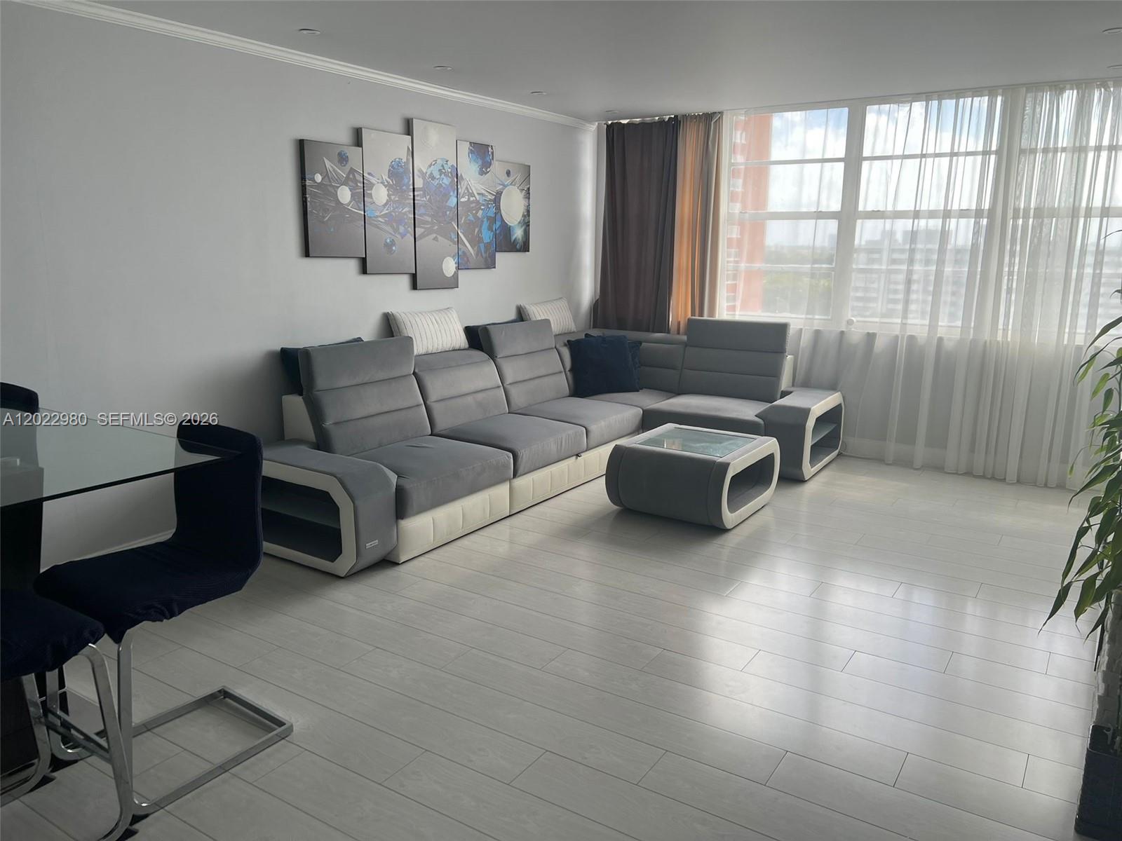 1013W 1 / 2 861 sq. ft. $ 2026-05-21 0 foto
