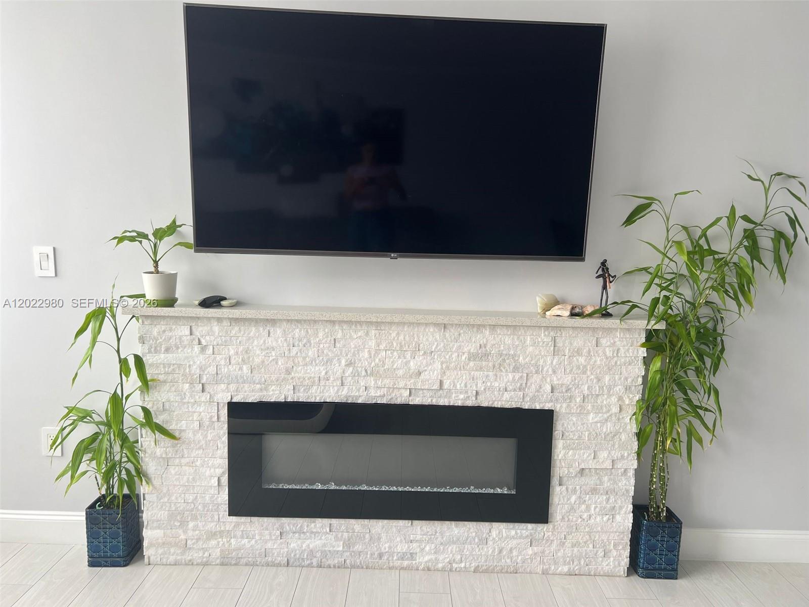 1013W 1 / 2 861 sq. ft. $ 2026-05-21 0 foto
