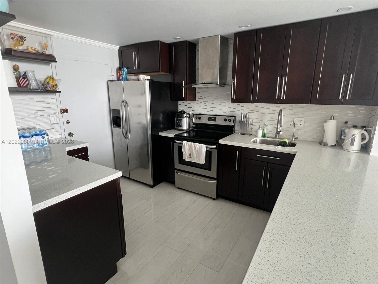 1013W 1 / 2 861 sq. ft. $ 2026-05-21 0 foto
