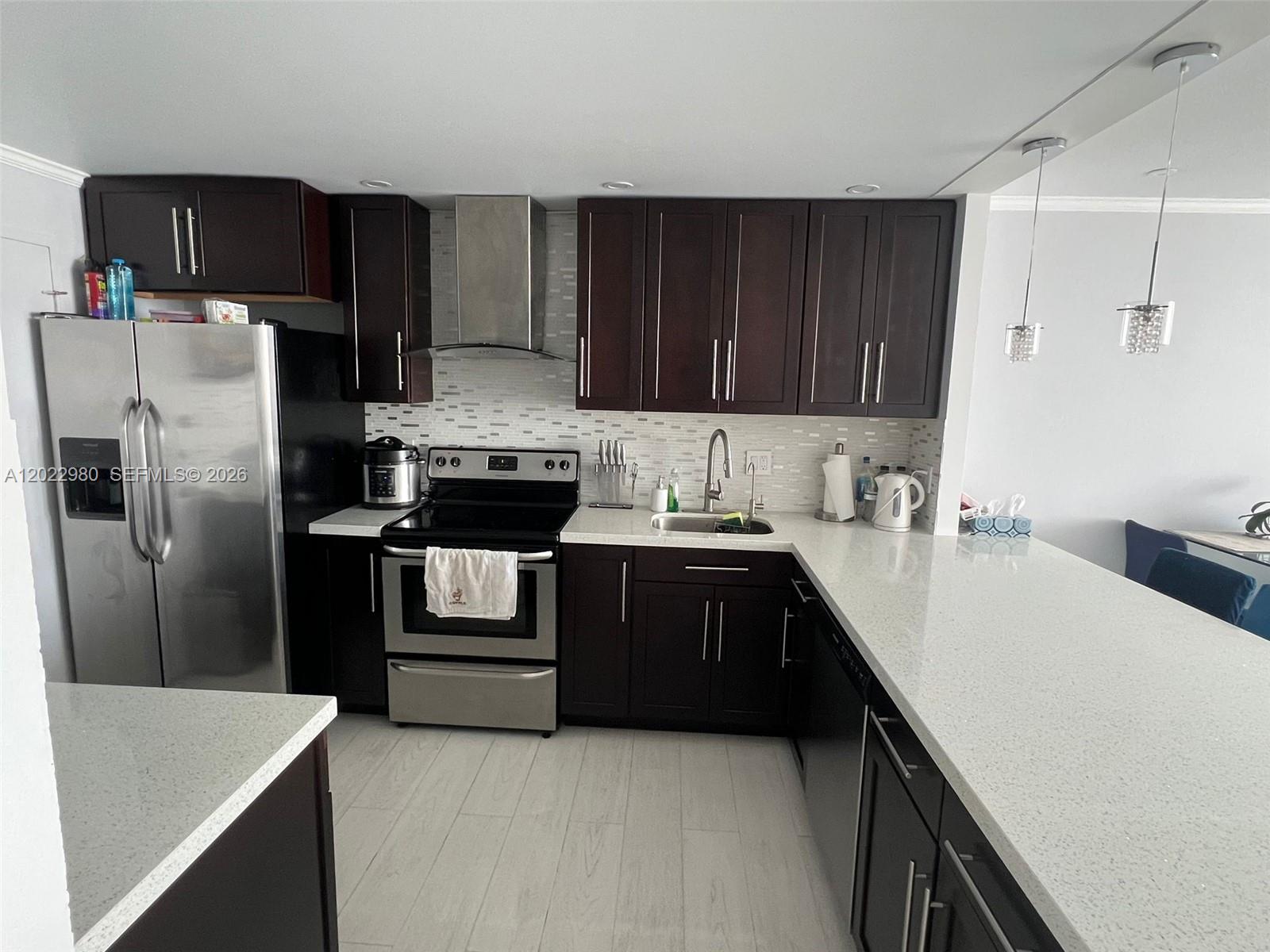 1013W 1 / 2 861 sq. ft. $ 2026-05-21 0 foto