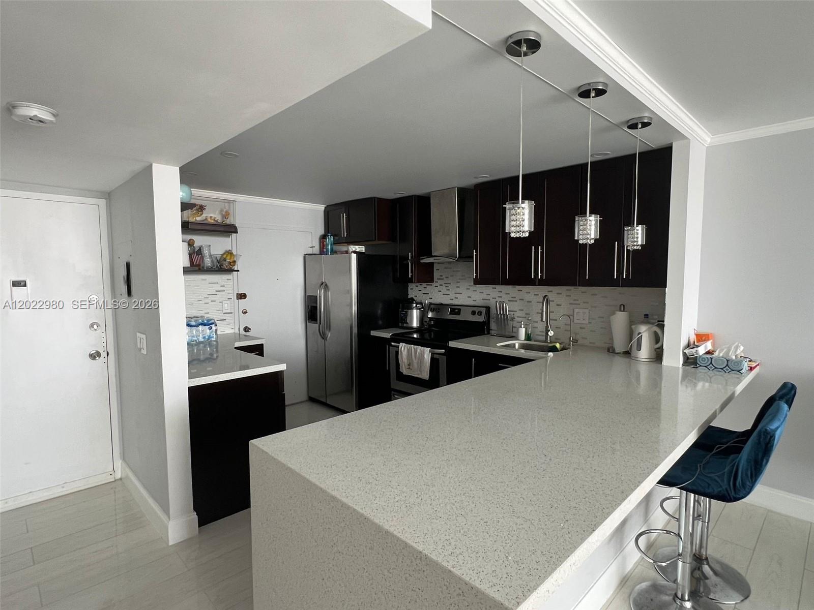 1013W 1 / 2 861 sq. ft. $ 2026-05-21 0 foto
