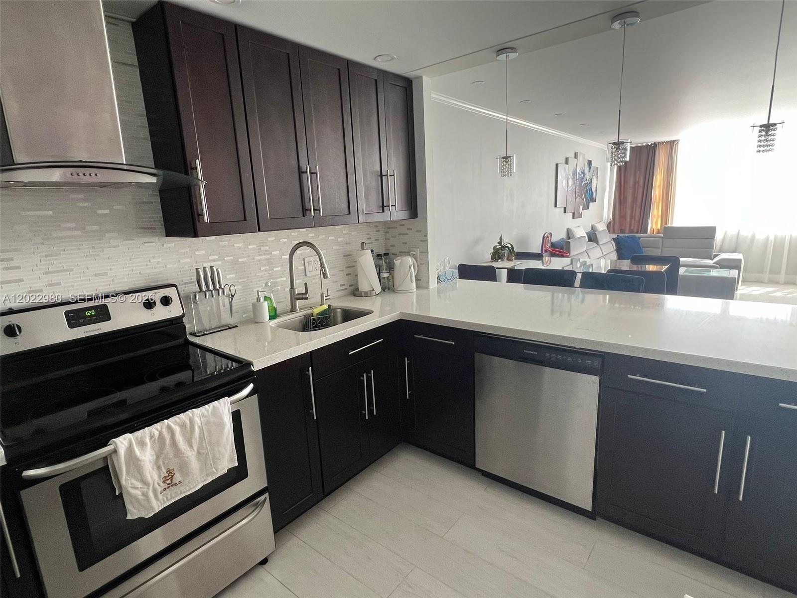 1013W 1 / 2 861 sq. ft. $ 2026-05-21 0 foto