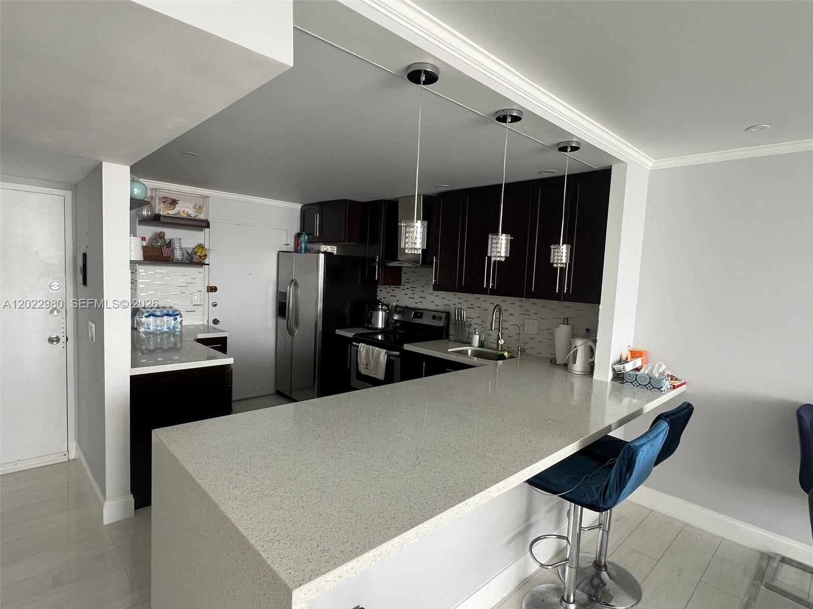 1013W 1 / 2 861 sq. ft. $ 2026-05-21 0 foto