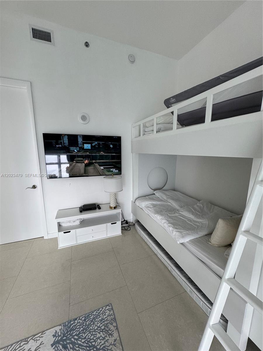 See details 4006 3 / 4 2327 sq. ft. $ 2026-05-21 0 Photo