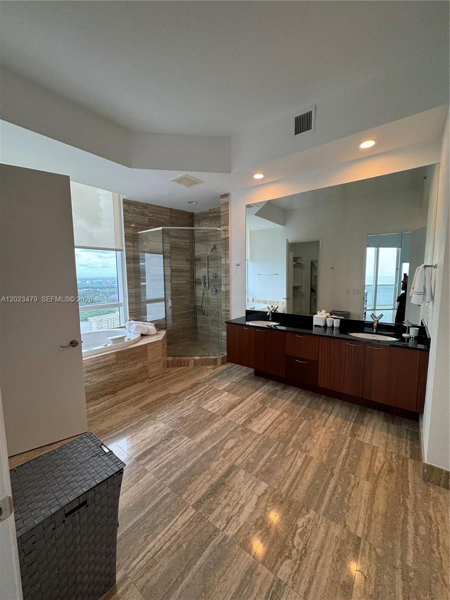 Ver detalles 4006 3 / 4 2327 sq. ft. $ 2026-05-21 0 foto