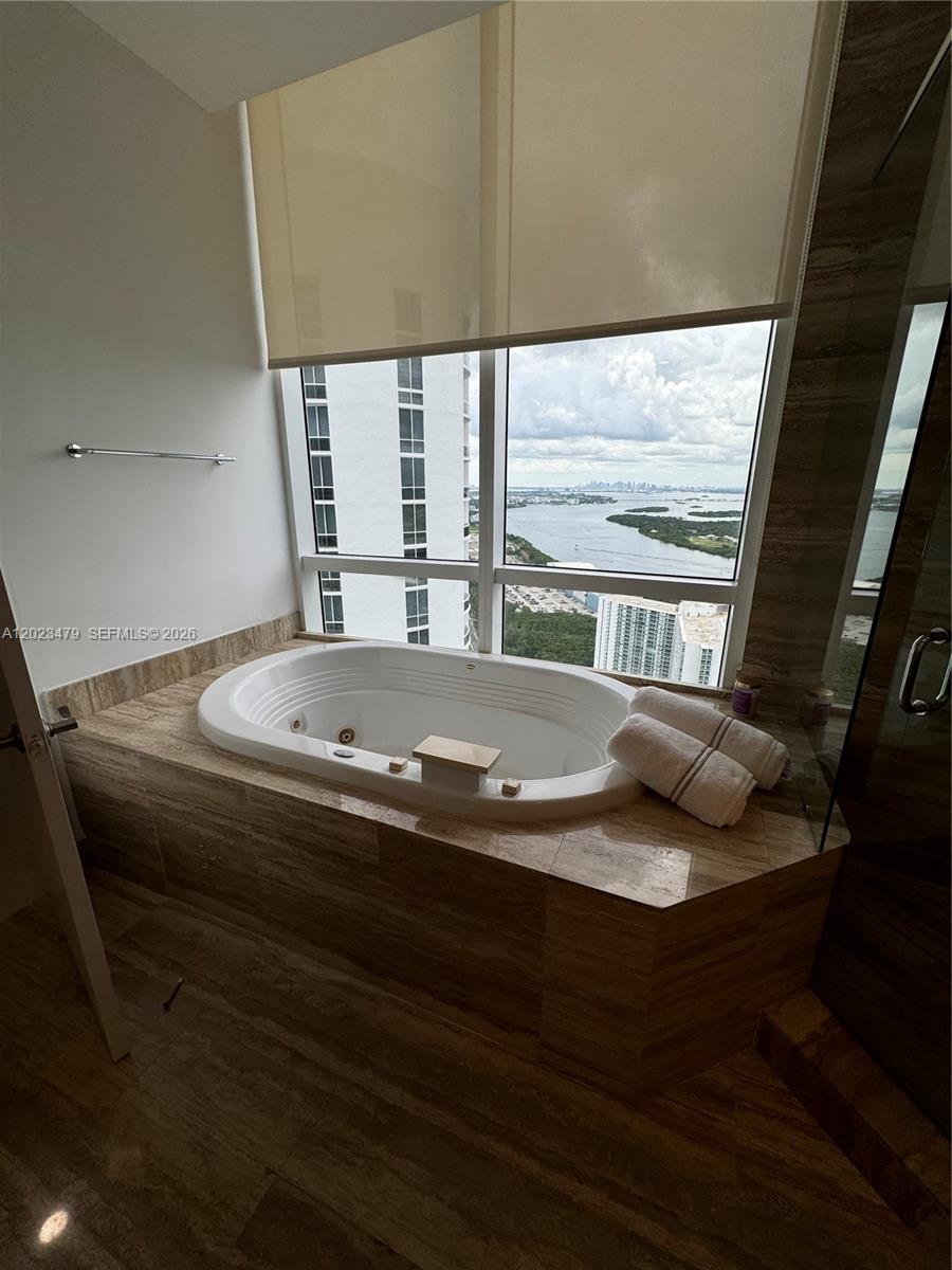 Ver detalles 4006 3 / 4 2327 sq. ft. $ 2026-05-21 0 foto