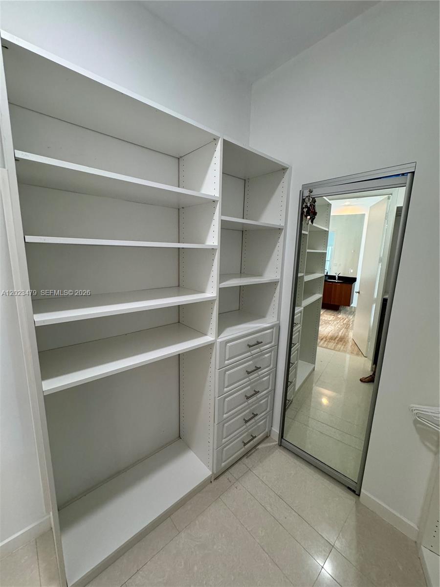 Ver detalles 4006 3 / 4 2327 sq. ft. $ 2026-05-21 0 foto