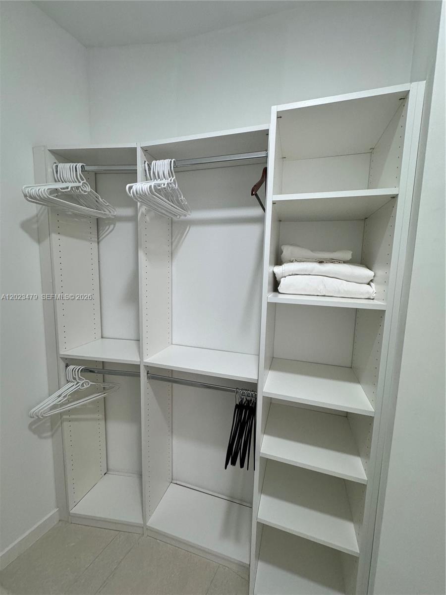 Ver detalles 4006 3 / 4 2327 sq. ft. $ 2026-05-21 0 foto