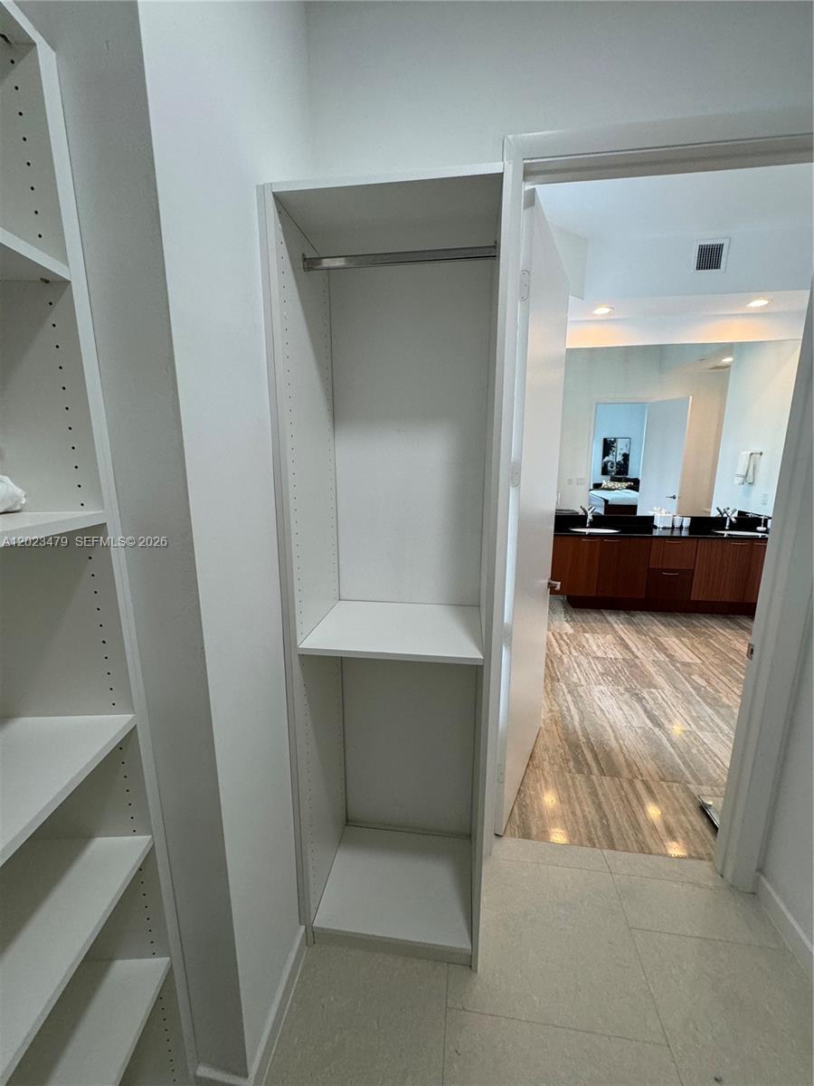 Ver detalles 4006 3 / 4 2327 sq. ft. $ 2026-05-21 0 foto