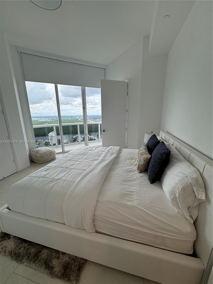 Ver detalles 4006 3 / 4 2327 sq. ft. $ 2026-05-21 0 foto