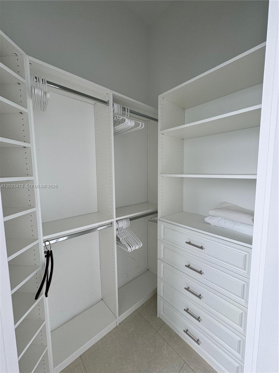 Ver detalles 4006 3 / 4 2327 sq. ft. $ 2026-05-21 0 foto