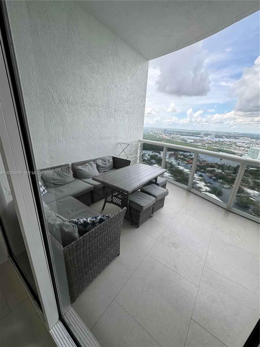 Ver detalles 4006 3 / 4 2327 sq. ft. $ 2026-05-21 0 foto