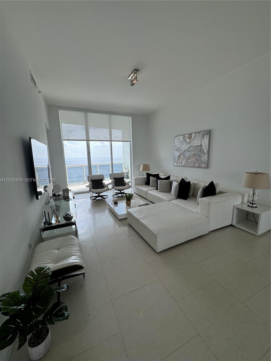 See details 4006 3 / 4 2327 sq. ft. $ 2026-05-21 0 Photo