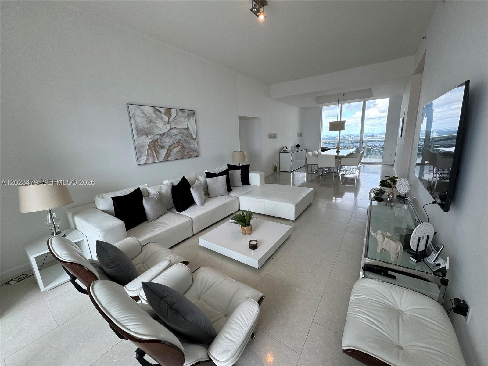 See details 4006 3 / 4 2327 sq. ft. $ 2026-05-21 0 Photo