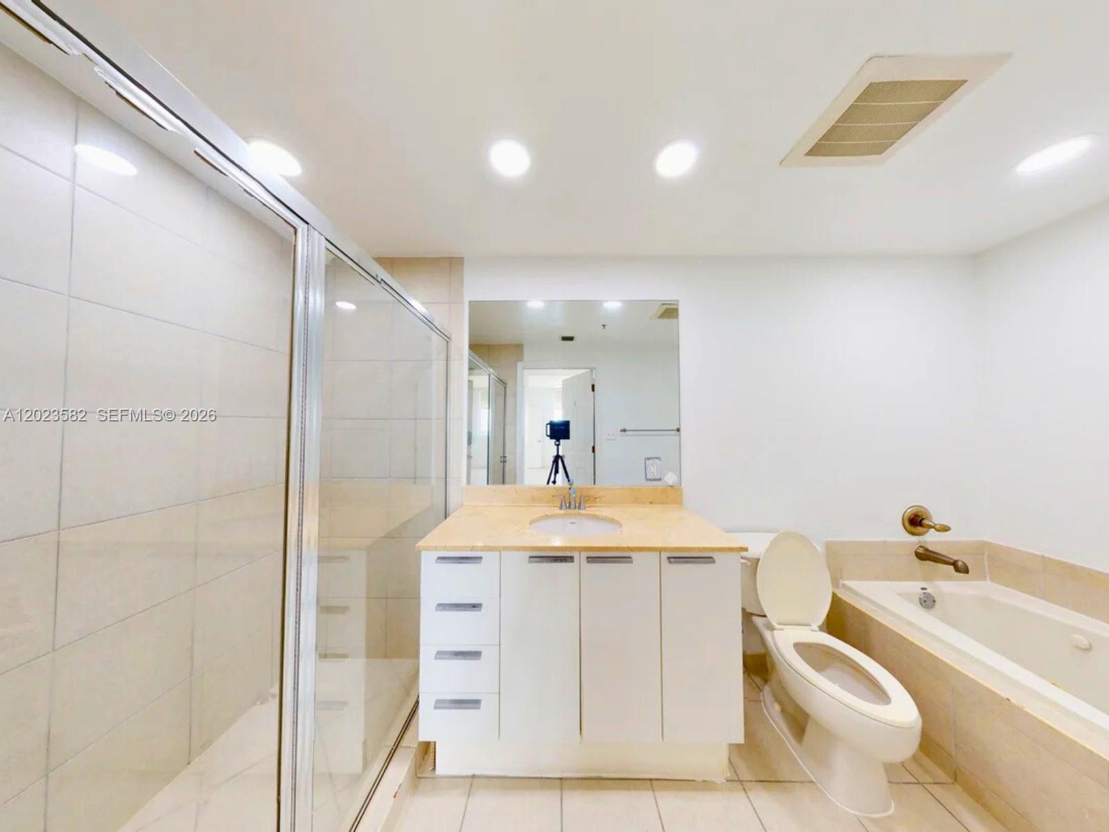 Photo of 140 Dixie Hwy #907, Hollywood, Florida, 33020 - Private bathroom in Master Bedroom