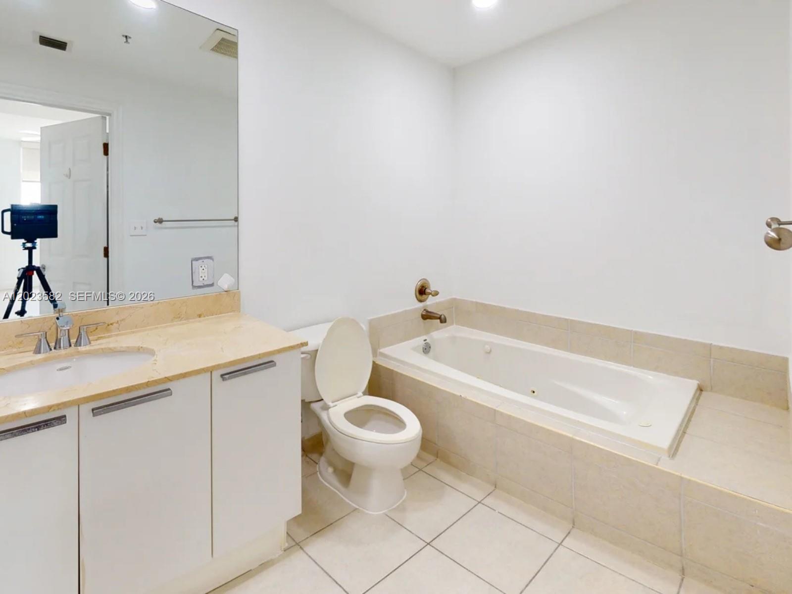Photo of 140 Dixie Hwy #907, Hollywood, Florida, 33020 - Secondary bathroom